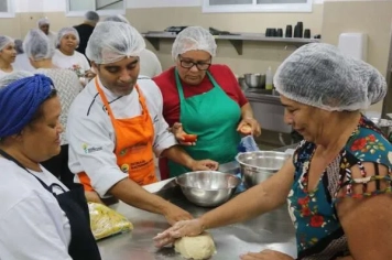 CRAS de Auriflama realiza oficina de panetones com idosos beneficiários do BPC.